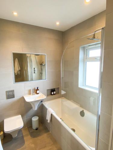 Sleek Scandi-Inspired 2BD Flat Fulham - image 6