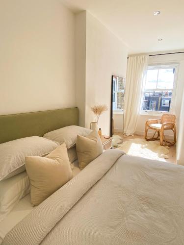 Sleek Scandi-Inspired 2BD Flat Fulham - image 4