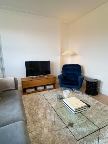 Sleek Scandi-Inspired 2BD Flat Fulham - image 7