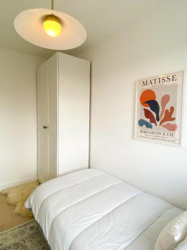 Sleek Scandi-Inspired 2BD Flat Fulham - image 2