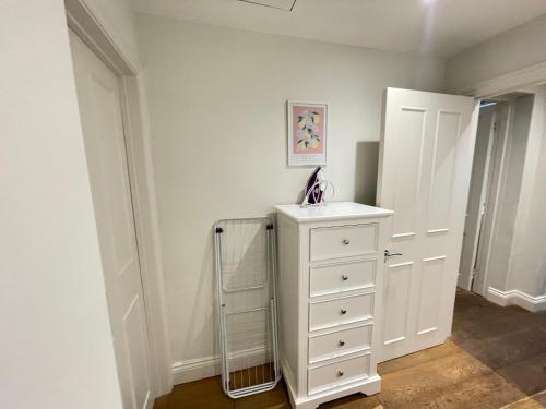 Gorgeous 2BD Flat With Patio - South Kensington! - Tap to explore photos