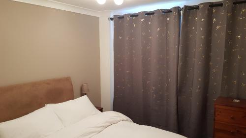 1-Bed Apartment on the Riverbank near St Paul's - image 5