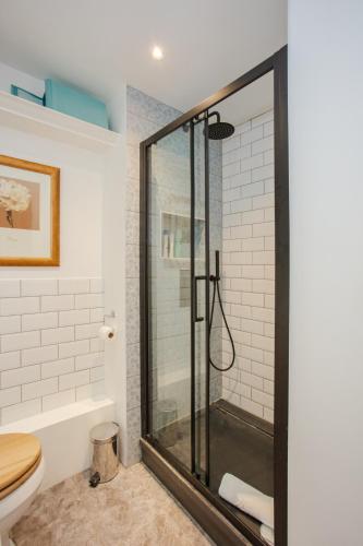 1-Bed Apartment on the Riverbank near St Paul's - image 2