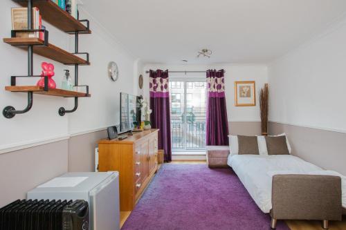 1-Bed Apartment on the Riverbank near St Paul's - image 13