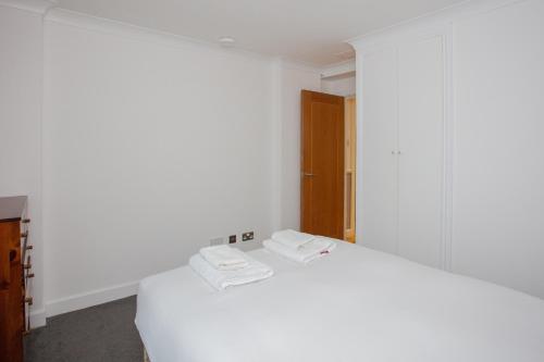 1-Bed Apartment on the Riverbank near St Paul's - image 3
