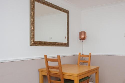 1-Bed Apartment on the Riverbank near St Paul's - image 11