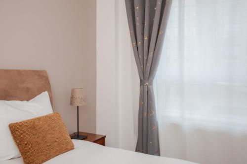 1-Bed Apartment on the Riverbank near St Paul's - image 8