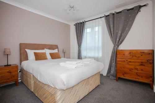 1-Bed Apartment on the Riverbank near St Paul's - image 4