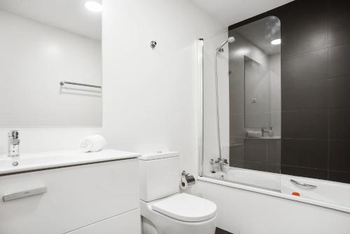 Modern 2Bed Apt Sleeps 4 nr Retiro 2mins to metro - image 9