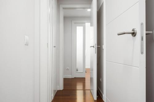 Modern 2Bed Apt Sleeps 4 nr Retiro 2mins to metro - image 14