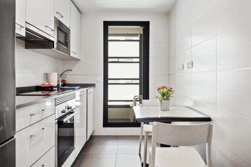 Modern 2Bed Apt Sleeps 4 nr Retiro 2mins to metro - main image