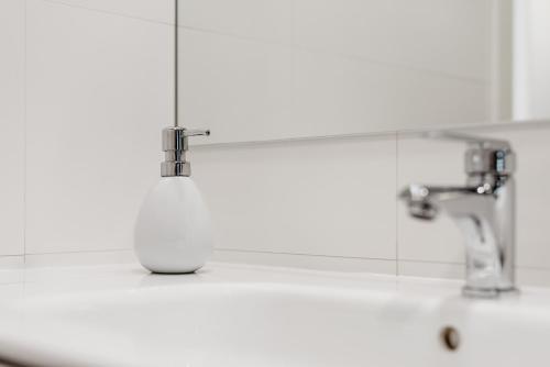 Modern 2Bed Apt Sleeps 4 nr Retiro 2mins to metro - image 7