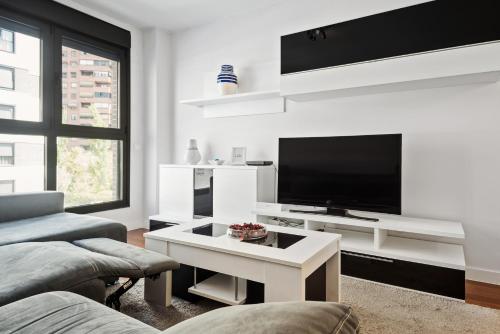 Modern 2Bed Apt Sleeps 4 nr Retiro 2mins to metro - image 12