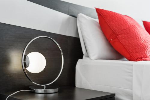 Modern 2Bed Apt Sleeps 4 nr Retiro 2mins to metro - image 3