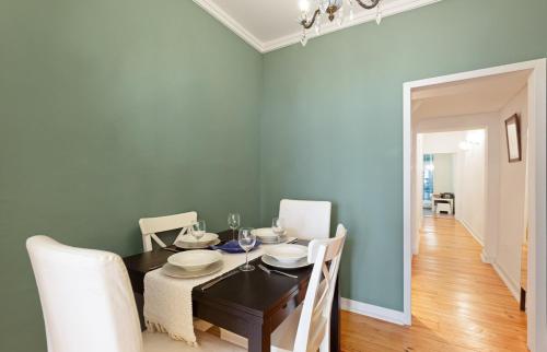 Stunning 1 Bed Apt Sleeps 3 nr Alfama - image 9