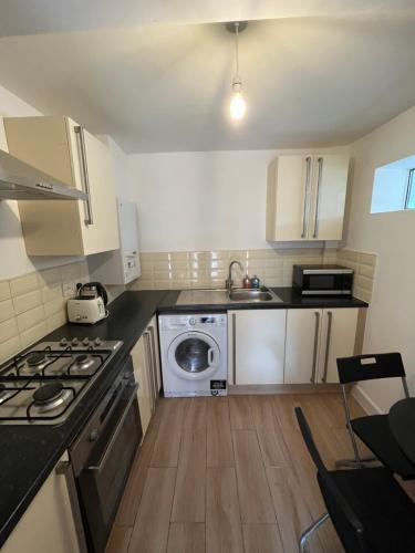 2BD Apt East London Sleeps 7!