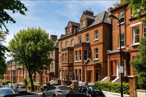 Homely 2 Bedroom Victorian Apartment in Hampstead