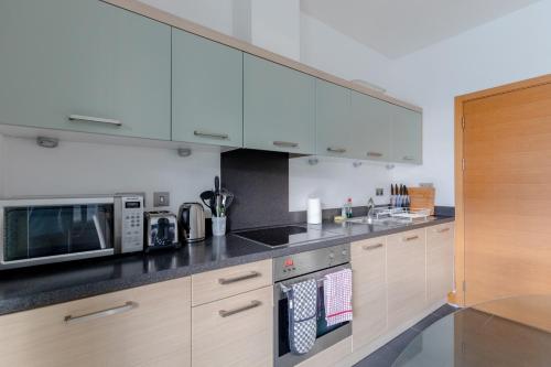 Chic Minimal Studio with Views over Battersea Park - image 2