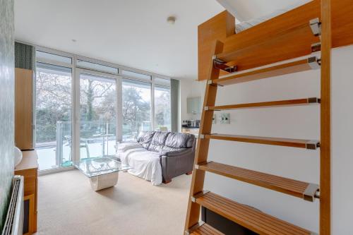 Chic Minimal Studio with Views over Battersea Park - image 12