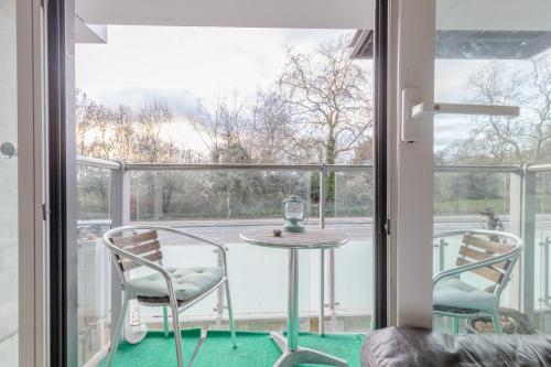 Chic Minimal Studio with Views over Battersea Park - image 5