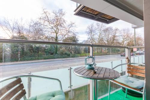 Chic Minimal Studio with Views over Battersea Park - image 11