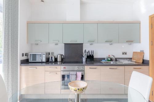 Chic Minimal Studio with Views over Battersea Park - image 3