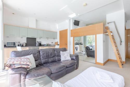 Chic Minimal Studio with Views over Battersea Park - image 7