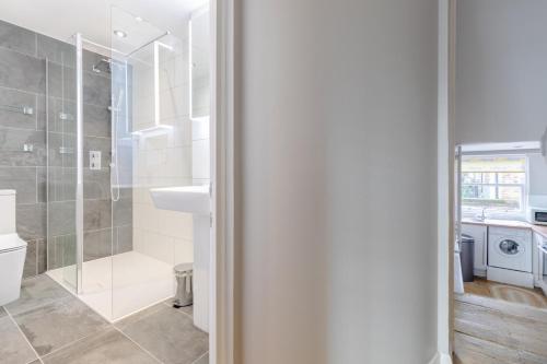 Vogue 1 bed Pimlico flat near Victoria station! - image 2