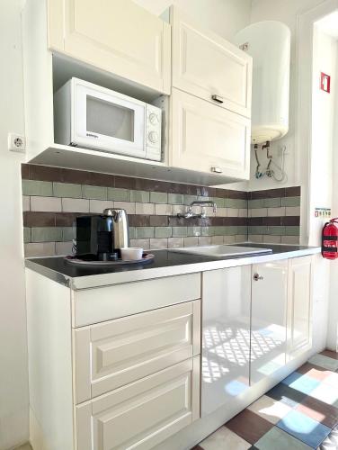 Central Hidden Gem Rustic Modern 2 Bedroom Flat - image 5