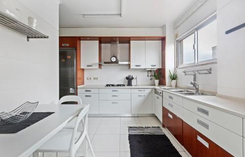 Bright & Spacious Three-Bed Apartment in Lisbon - image 4