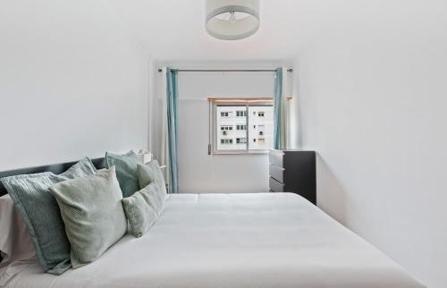 Bright & Spacious Three-Bed Apartment in Lisbon - image 11