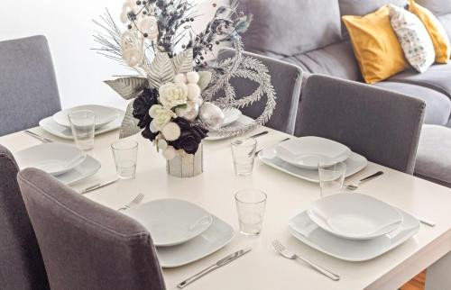 Bright & Spacious Three-Bed Apartment in Lisbon - image 3