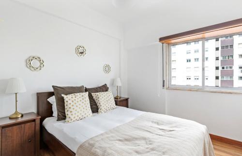 Bright & Spacious Three-Bed Apartment in Lisbon - image 8