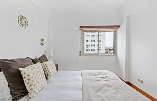 Bright & Spacious Three-Bed Apartment in Lisbon - image 12