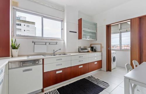 Bright & Spacious Three-Bed Apartment in Lisbon - image 2
