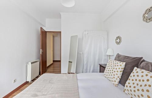 Bright & Spacious Three-Bed Apartment in Lisbon - image 9