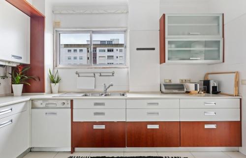 Bright & Spacious Three-Bed Apartment in Lisbon - image 5