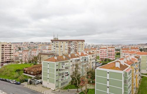 Bright & Spacious Three-Bed Apartment in Lisbon - image 7