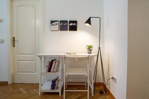 Cute 1 Bed flat wbalcony - 2mins to Metro - main image