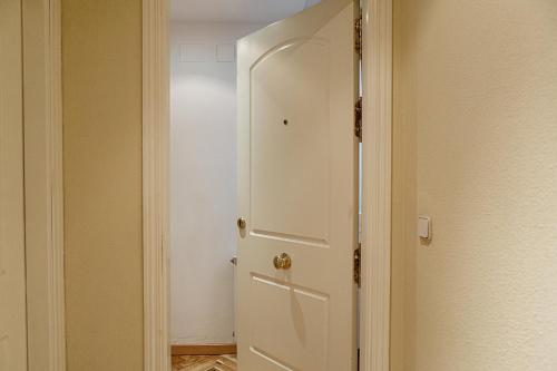 Cute 1 Bed flat wbalcony - 2mins to Metro - image 13