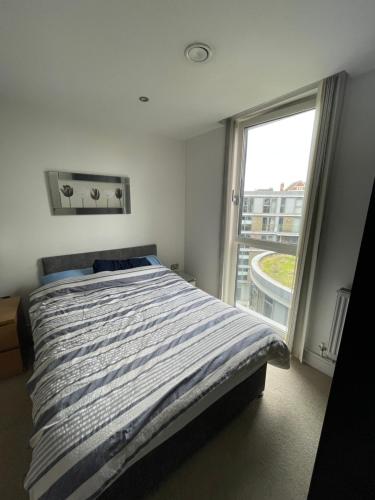 Sleek & Sunny 1BD Flat Near Greenwhich - Deptford! - image 7