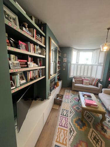 Stylish and Spacious 2 Bedroom House in Brixton - image 13