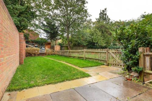 Airy Spacious 1-Bed apt with Garden in Brixton - image 12