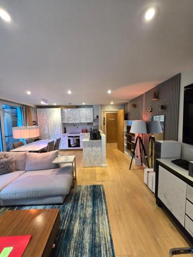 Stylish and Modern 1 Bedroom Apartment in Farringdon - image 2