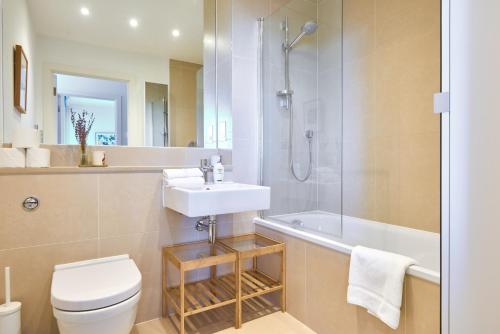 Beautiful 1 Bedroom with Balcony Near Mile End - image 12