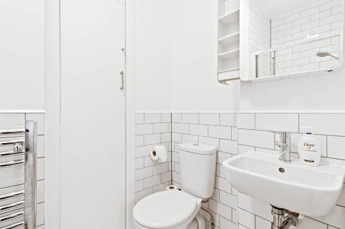 Airy Spacious 1-Bed apt with Garden in Brixton - image 10