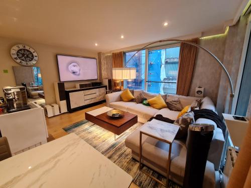 Stylish and Modern 1 Bedroom Apartment in Farringdon - image 8