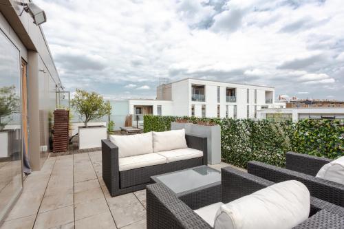 Gorgeous 2 Bedroom Apartment Near Clapham Common - image 3