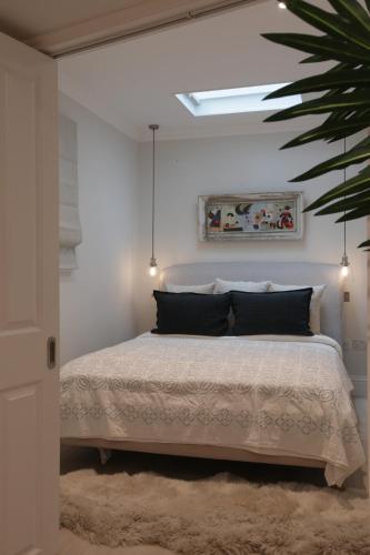 Newly Refurbished 1 Bedroom in Vibrant Notting Hill - image 2