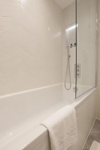 Newly Refurbished 1 Bedroom in Vibrant Notting Hill - image 8